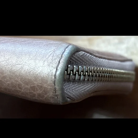 Gucci Pre Loved Embossed 'GGʻMetallic  ROSE GOLD COLOR Leather Wallet - Picture 4 of 7